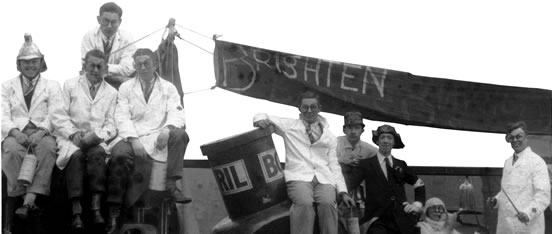 Image of dental students riding a Rag Week float in 1925
